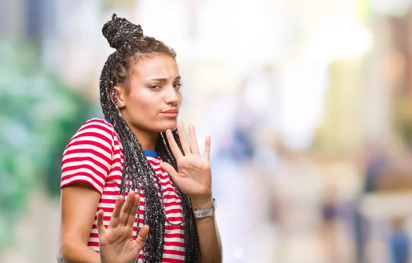 Jonge Gevlochten Hair Afrikaans Amerikaans Meisje Geïsoleerde Achtergrond Walgen Expressie — Stockfoto