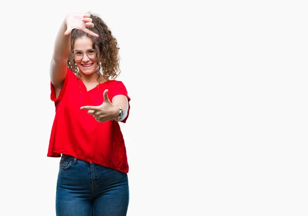 Mooie Brunette Krullend Haar Jong Meisje Bril Geïsoleerde Achtergrond Glimlachend — Stockfoto