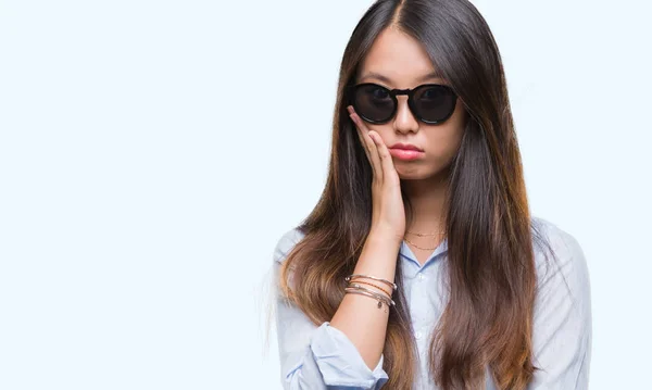 Mujer Asiática Joven Con Gafas Sol Sobre Fondo Aislado Pensando —  Fotos de Stock