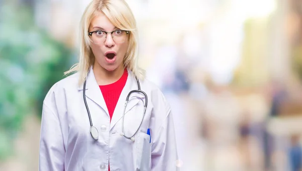 Jonge Mooie Blonde Dokter Vrouw Dragen Medische Uniform Geïsoleerde Achtergrond — Stockfoto