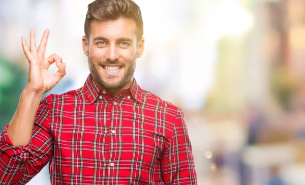 Gülümseyen Izole Arka Plan Üzerinde Genç Yakışıklı Adam Parmaklar Işaretiyle — Stok fotoğraf