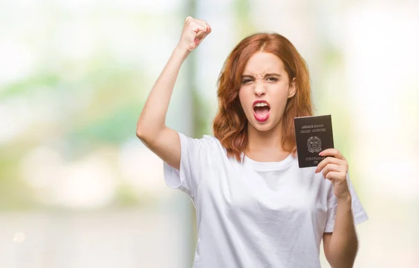Jovem Bela Mulher Segurando Passaporte Itália Sobre Fundo Isolado Irritado — Fotografia de Stock