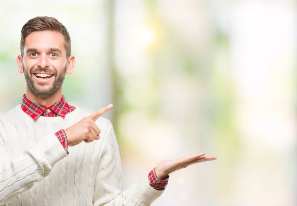 Joven Hombre Guapo Con Suéter Invierno Sobre Fondo Aislado Sorprendido — Foto de Stock