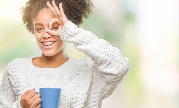 Joven Mujer Afroamericana Goteando Taza Café Sobre Fondo Aislado Con — Foto de Stock