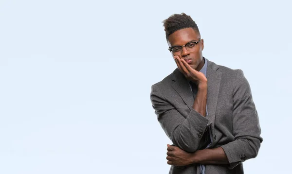 Joven Hombre Negocios Afroamericano Sobre Fondo Aislado Pensando Que Parece — Foto de Stock