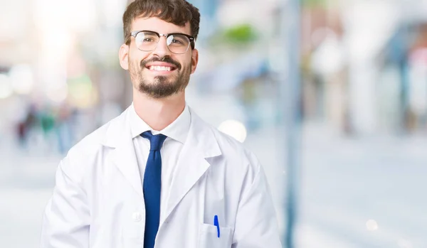 Giovane Scienziato Professionista Uomo Indossa Cappotto Bianco Sfondo Isolato Mani — Foto Stock