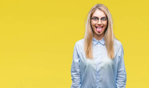 年轻美丽的金发女商人戴着眼镜在孤立的背景贴舌头出来高兴与滑稽的表达 情感概念 — 图库照片