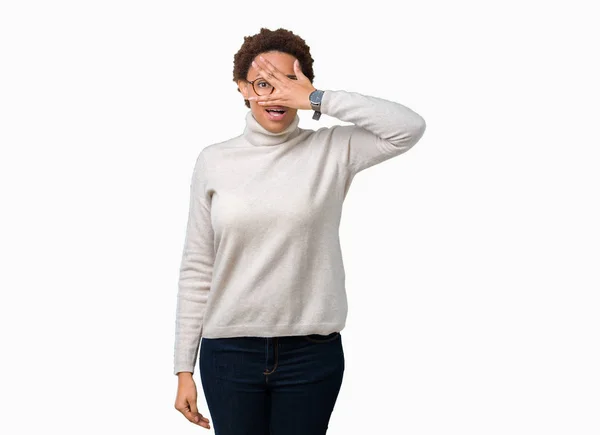 Unga Vackra Afroamerikanska Kvinnan Bär Glasögon Över Isolerade Bakgrund Kikar — Stockfoto
