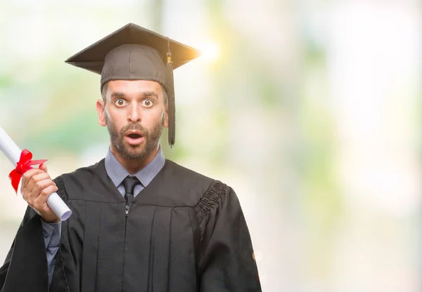 若いハンサムな卒業男驚き顔 恐怖表現と興奮とショックで怖い分離背景上の学位を保持 — ストック写真