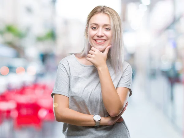 Jonge Blonde Vrouw Geïsoleerde Achtergrond Zoek Vertrouwen Camera Met Glimlach — Stockfoto