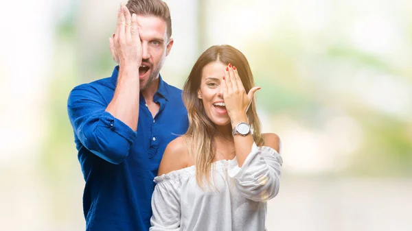 Jovem Casal Apaixonado Sobre Fundo Isolado Cobrindo Olho Com Mão — Fotografia de Stock