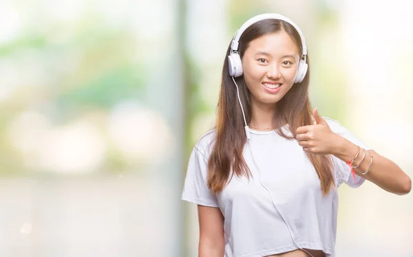 Νεαρά Ασιατικές Γυναίκα Ακούγοντας Μουσική Φορώντας Ακουστικά Απομονωμένες Υπόβαθρο Ευτυχισμένη — Φωτογραφία Αρχείου