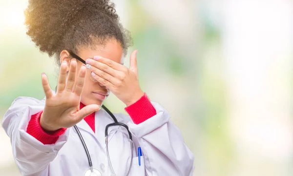 Junge Afroamerikanische Ärztin Mit Isoliertem Hintergrund Die Die Augen Mit — Stockfoto