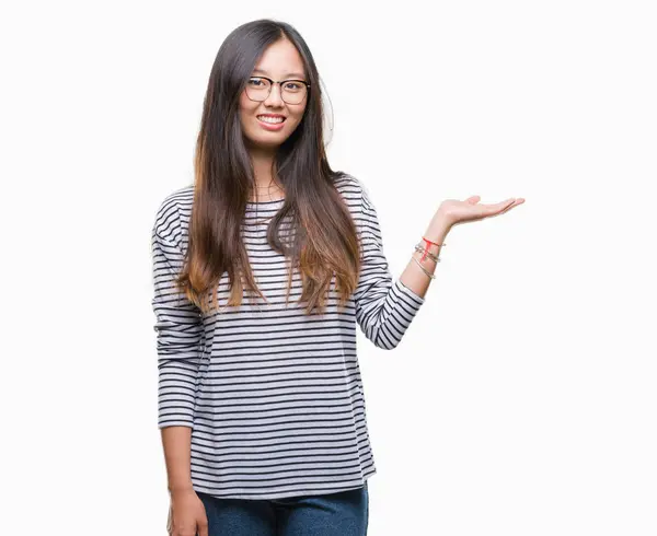 Młoda Kobieta Azjatyckich Okularach Białym Tle Tło Uśmiechający Się Wesoły — Zdjęcie stockowe