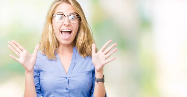 Hermosa Joven Mujer Negocios Sobre Fondo Aislado Celebrando Loco Sorprendido —  Fotos de Stock