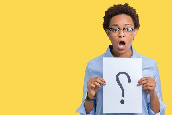 Young African American Woman Holding Paper Question Mark Isolated Background — Stock Photo, Image