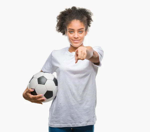 Joven Hermosa Afroamericana Sosteniendo Pelota Fútbol Sobre Fondo Aislado Señalando —  Fotos de Stock