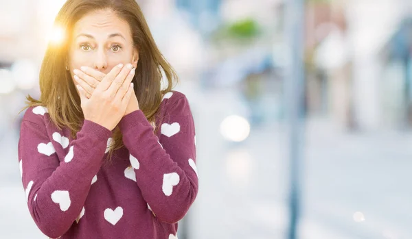 Hermosa Mujer Mediana Edad Que Llevaba Suéter Corazones Sobre Fondo —  Fotos de Stock