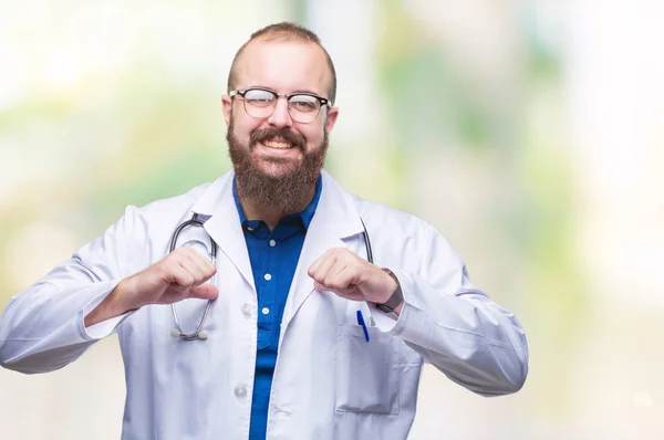 Jovem Homem Médico Caucasiano Vestindo Casaco Branco Médico Sobre Fundo — Fotografia de Stock