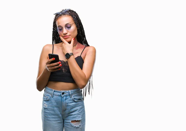 Giovane Capelli Intrecciati Afroamericano Con Marchio Nascita Utilizzando Smartphone Sfondo — Foto Stock