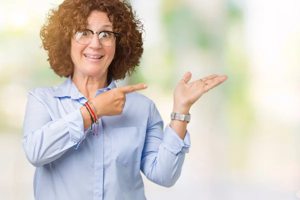 Piękny Środkowy Ager Senior Business Kobieta Białym Tle Zdziwiony Uśmiecha — Zdjęcie stockowe