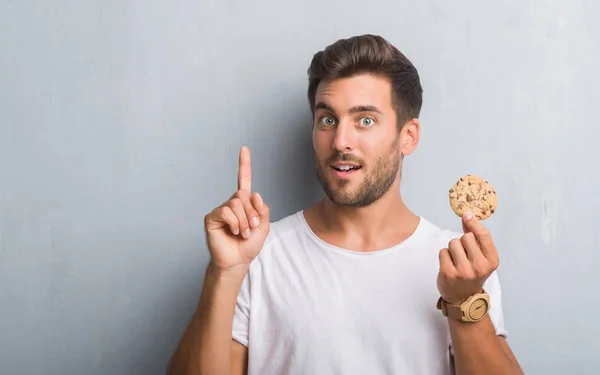 Beau Jeune Homme Sur Mur Gris Grunge Manger Chocolat Puce — Photo