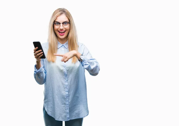 Jonge Mooie Blonde Zakenvrouw Met Smartphone Geïsoleerde Achtergrond Erg Blij — Stockfoto