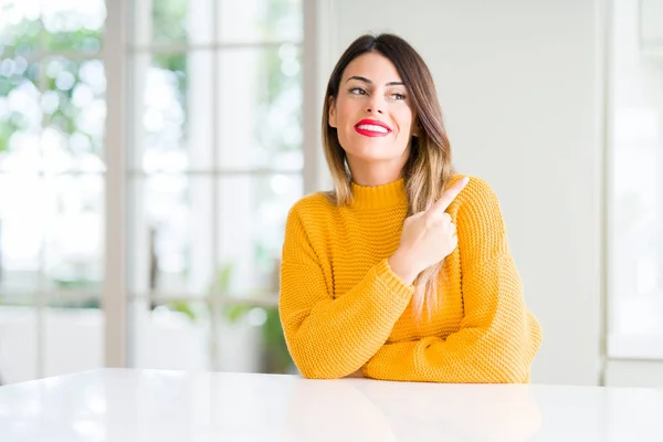 Jovem Mulher Bonita Vestindo Suéter Inverno Casa Alegre Com Sorriso — Fotografia de Stock