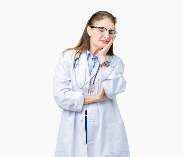Reife Ärztin Mittleren Alters Mit Medizinischem Mantel Über Isoliertem Hintergrund — Stockfoto