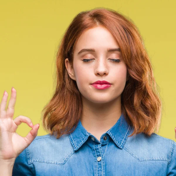 Joven Hermosa Mujer Sobre Fondo Aislado Relajarse Sonreír Con Los — Foto de Stock