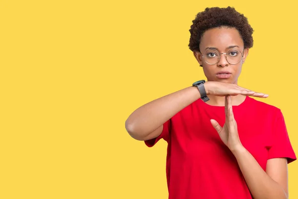 Hermosa Mujer Afroamericana Joven Con Gafas Sobre Fondo Aislado Haciendo —  Fotos de Stock