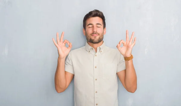 Jovem Bonito Sobre Parede Grunge Cinza Vestindo Camisa Verão Relaxar — Fotografia de Stock