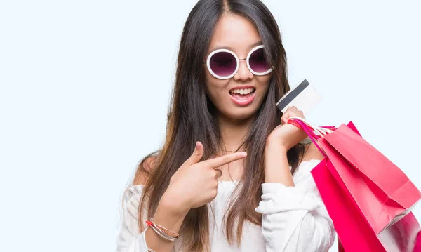 Jonge Aziatische Vrouw Houdt Boodschappentassen Verkoop Geïsoleerde Achtergrond Erg Blij — Stockfoto