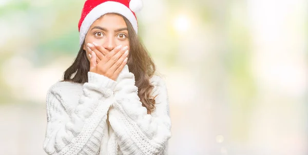 若いアラブ女性の孤立した背景のミスのための手で口を覆っているショックを受けた上クリスマス帽子をかぶっています 秘密の概念 — ストック写真