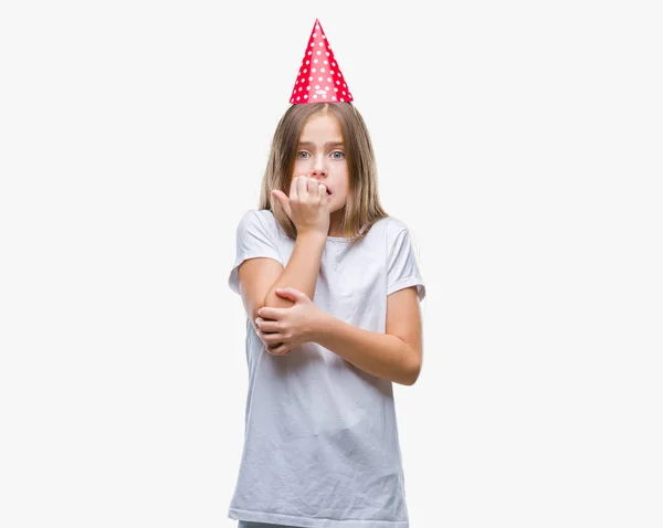 Menina Bonita Nova Usando Boné Aniversário Sobre Fundo Isolado Olhando — Fotografia de Stock