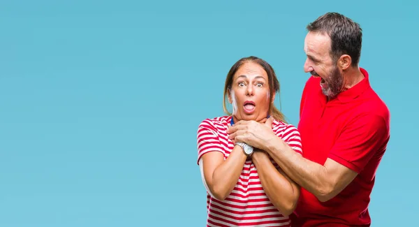 Middelbare Leeftijd Hispanic Verliefde Paar Geïsoleerd Achtergrond Schreeuwen Stik Omdat — Stockfoto