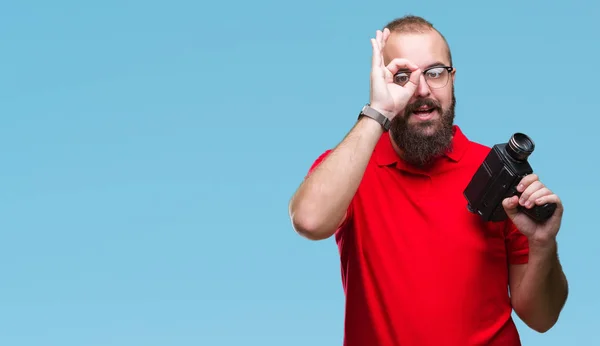 Jovem Caucasiano Hipster Homem Filmando Usando Câmera Vídeo Retro Sobre — Fotografia de Stock