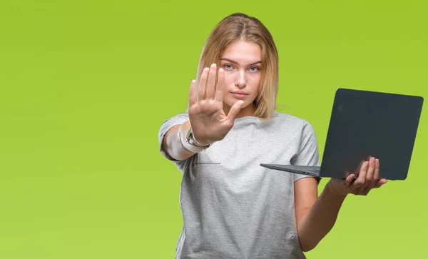 Mulher Branca Jovem Usando Laptop Computador Sobre Fundo Isolado Com — Fotografia de Stock