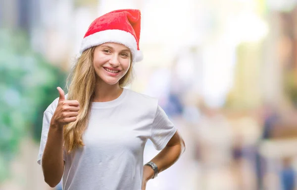 Молодая Красивая Блондинка Рождественской Шляпе Изолированном Фоне Делает Счастливый Жест — стоковое фото
