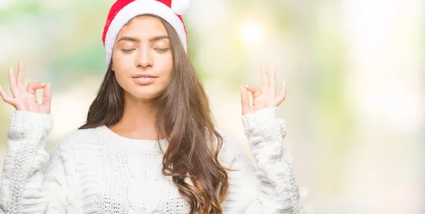 Jovem Árabe Mulher Vestindo Chapéu Natal Sobre Fundo Isolado Relaxar — Fotografia de Stock