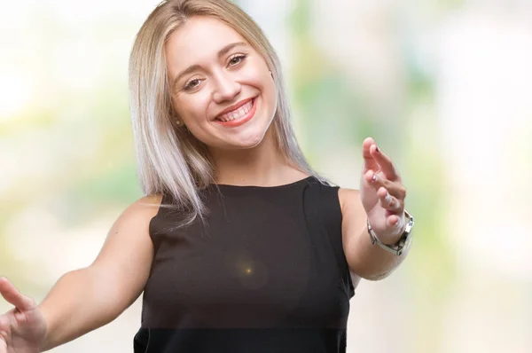 Mulher Loira Jovem Sobre Fundo Isolado Olhando Para Câmera Sorrindo — Fotografia de Stock