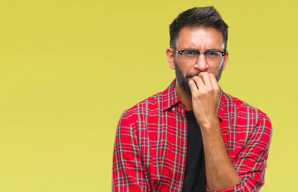 Homem Hispânico Adulto Usando Óculos Sobre Fundo Isolado Olhando Estressado — Fotografia de Stock
