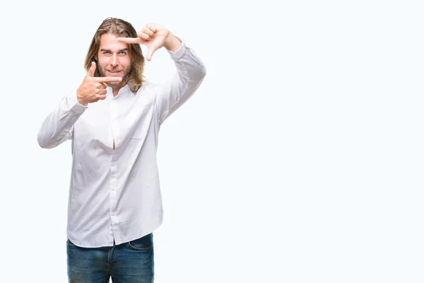 Jonge Knappe Man Met Lange Haren Geïsoleerde Achtergrond Glimlachend Maken — Stockfoto