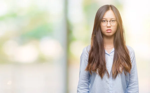若いアジア ビジネスの女性は 眼鏡をかけて分離背景懐疑論者と神経 しかめっ面の動揺の上の問題のため 否定的な人 — ストック写真