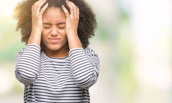 Unga Afro Amerikansk Kvinna Över Isolerade Bakgrund Lider Huvudvärk Desperat — Stockfoto