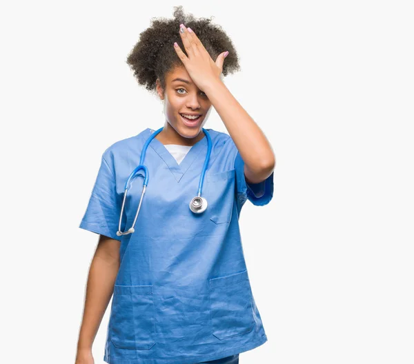 Joven Afro Americana Médico Mujer Sobre Aislado Fondo Sorprendido Con — Foto de Stock