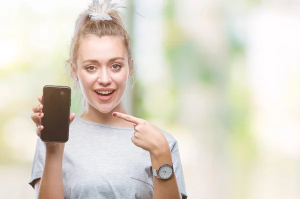 Giovane Donna Bionda Che Mostra Schermo Dello Smartphone Sfondo Isolato — Foto Stock