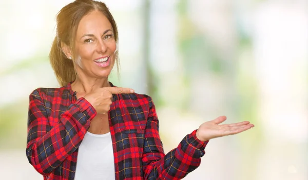 Erwachsene Frau Mittleren Alters Trägt Lässige Jacke Über Isoliertem Hintergrund — Stockfoto