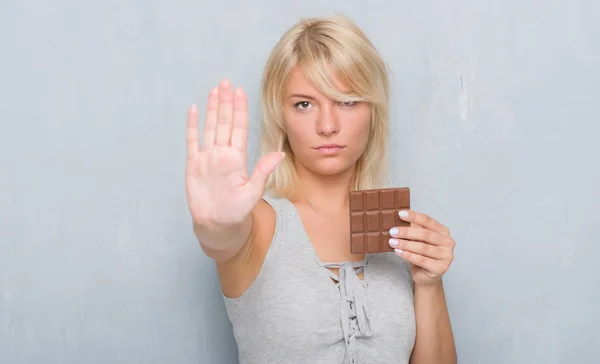 Kaukasische Erwachsene Frau Über Grauer Grunge Wand Die Mit Offener — Stockfoto