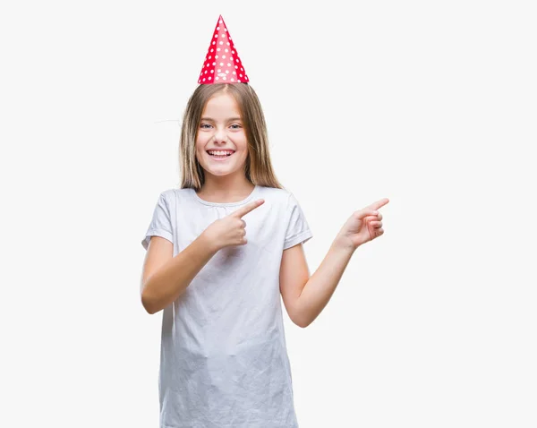 Joven Hermosa Chica Con Gorra Cumpleaños Sobre Fondo Aislado Sonriendo —  Fotos de Stock